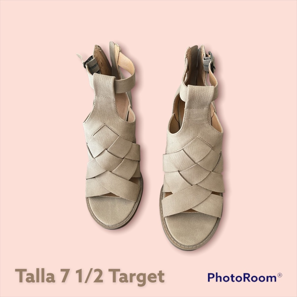 New heeled Sandals. Size 7 1/2. Color beige
